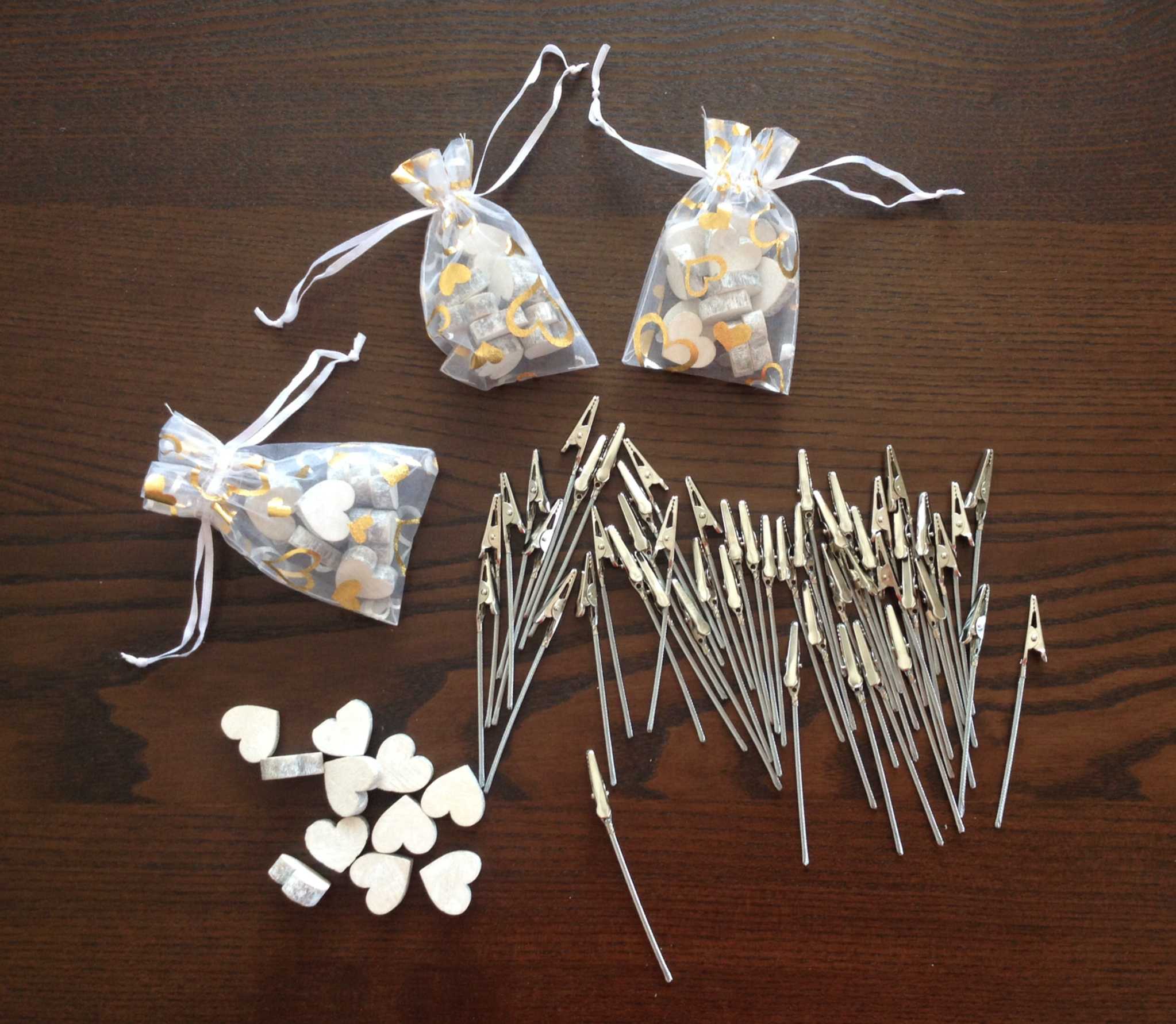 Benötigte Teile für die Namenshalterungen aus Karton mit ausgeschnittenen Buchstaben. Benötigte Teile für die Namenshalterungen aus Karton mit ausgeschnittenen Buchstaben.