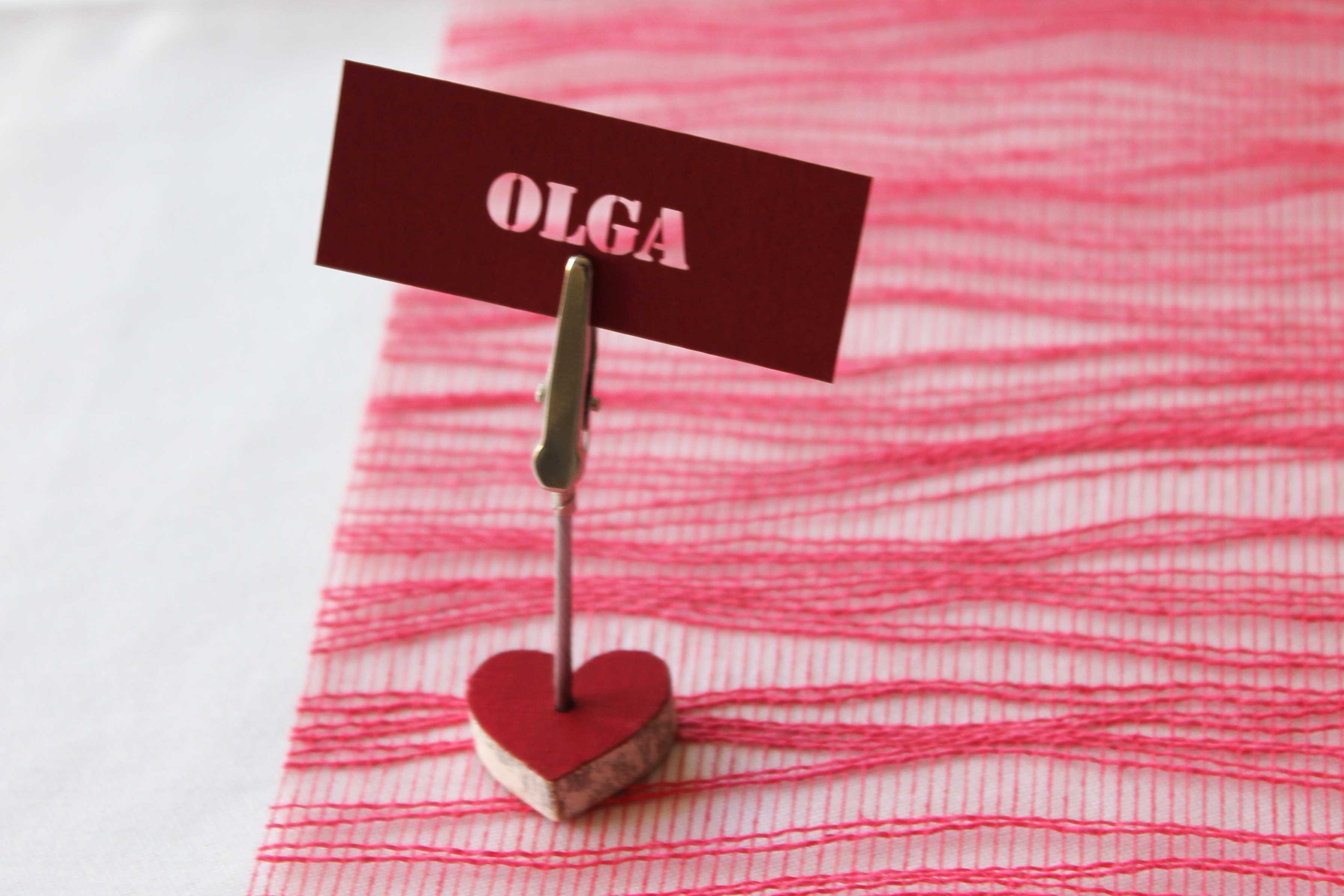 Namenshalterungen aus Karton mit ausgeschnittenen Buchstaben in der Halterung. Namenshalterungen aus Karton mit ausgeschnittenen Buchstaben in der Halterung.